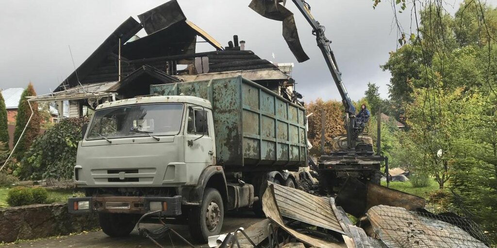 Вывоз мусора после пожара с утилизацией в Верхнем Уфалее в октябре