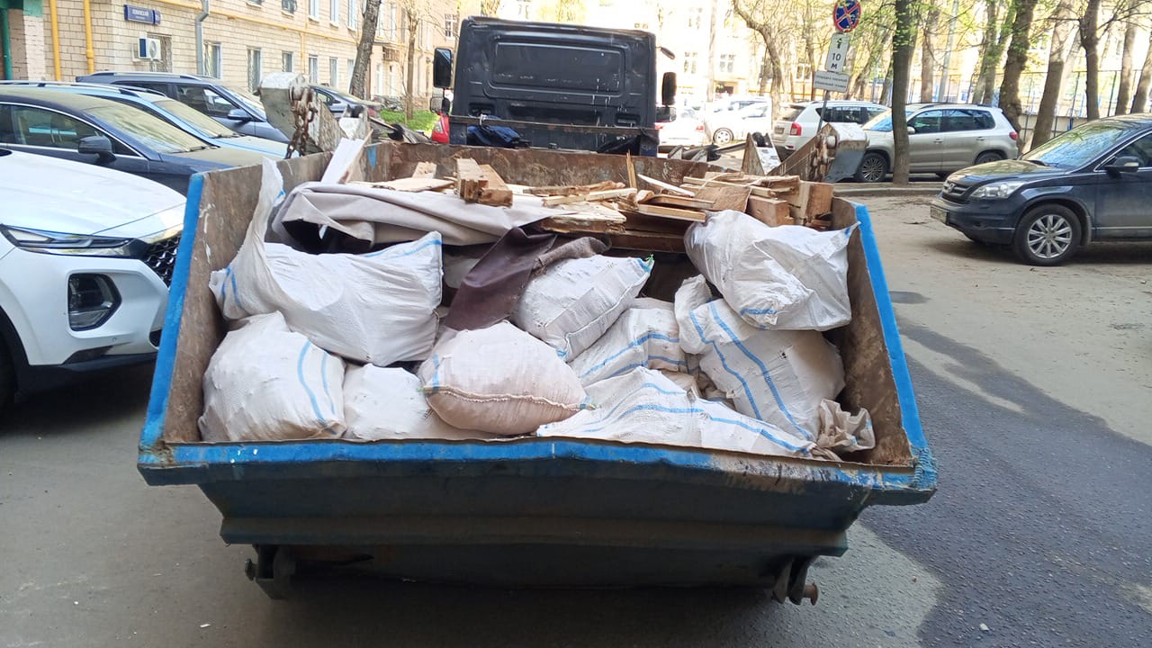 Вывоз мусора из магазина в Верхнем Уфалее в октябре