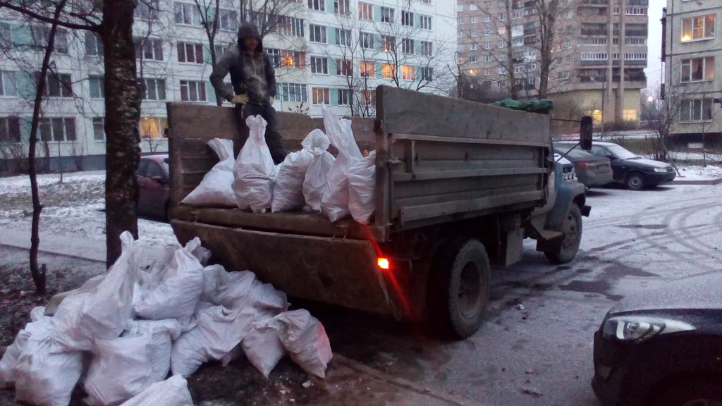 Вывоз мусора в мешках в Верхнем Уфалее в октябре