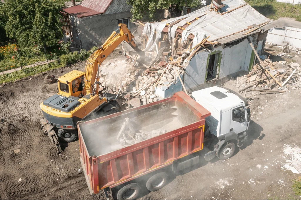 Вывоз мусора после сноса зданий с выездом в Верхнем Уфалее в октябре