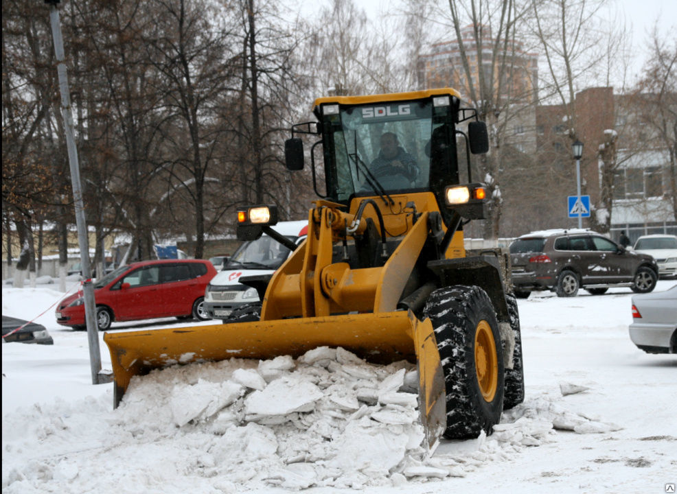 Аренда трактора для уборки снега в Верхнем Уфалее от ПроМусор – цена от 1023 руб., быстро и недорого