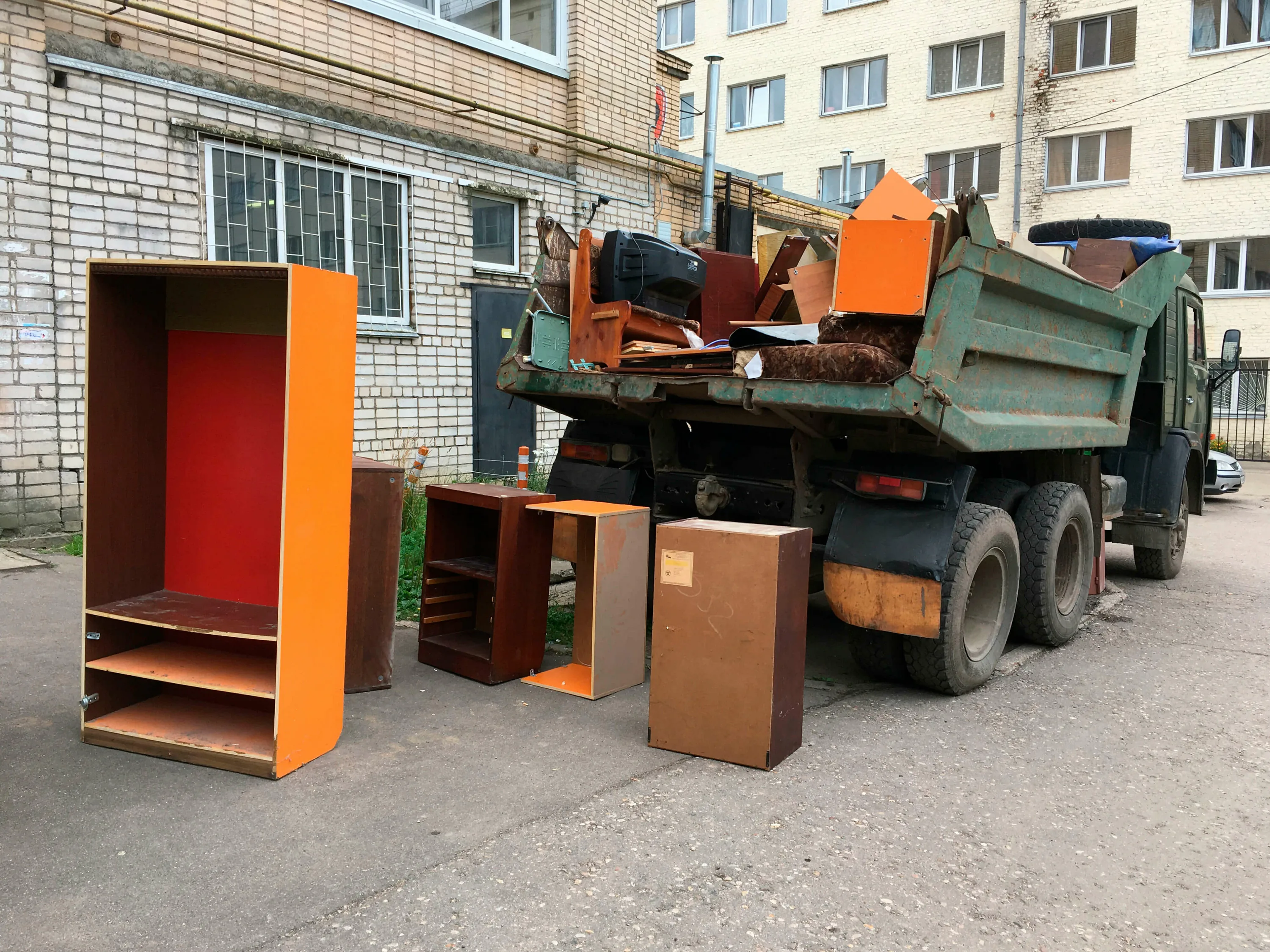 Утилизация старой мебели с вывозом и разбором в Верхнем Уфалее в октябре