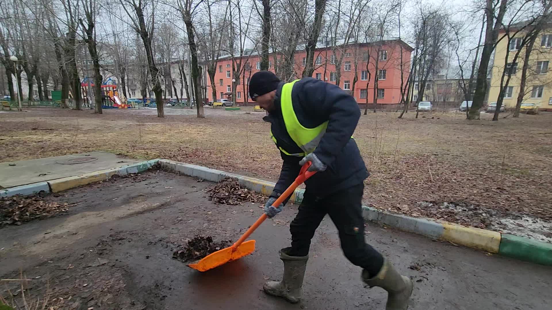 Уборка территорий в Верхнем Уфалее в октябре