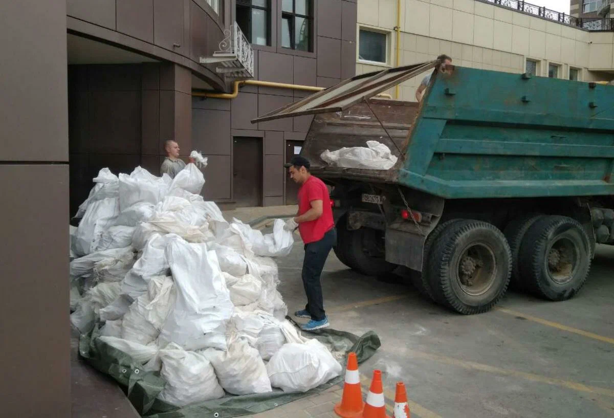 Вывоз мусора из подвала в Верхнем Уфалее от ПроМусор – уборка, разбор завалов и очистка, цены от 2456 руб