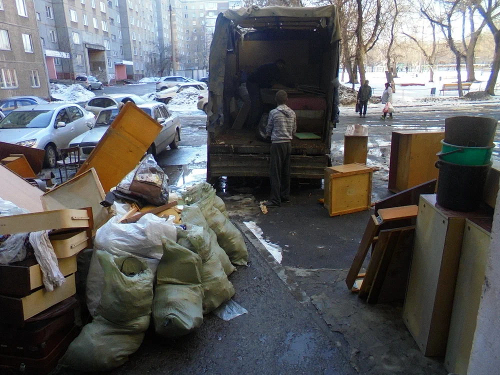 Вывоз мусора из подвала с утилизацией в Верхнем Уфалее в октябре