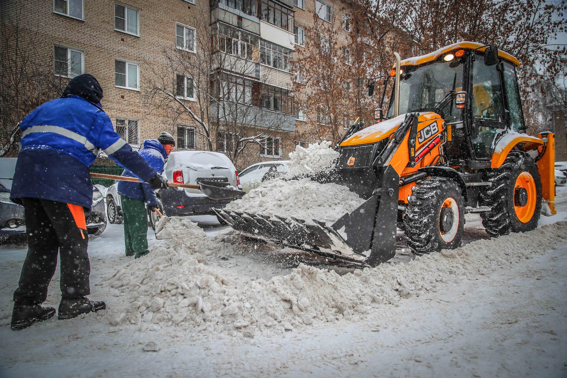 Очистка дворов от снега и наледи в Верхнем Уфалее — уборка снега, трактор и ручная, цены от 512 руб. | ПроМусор