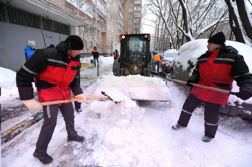 Очистка дворов от снега с гарантией результата в Верхнем Уфалее в октябре