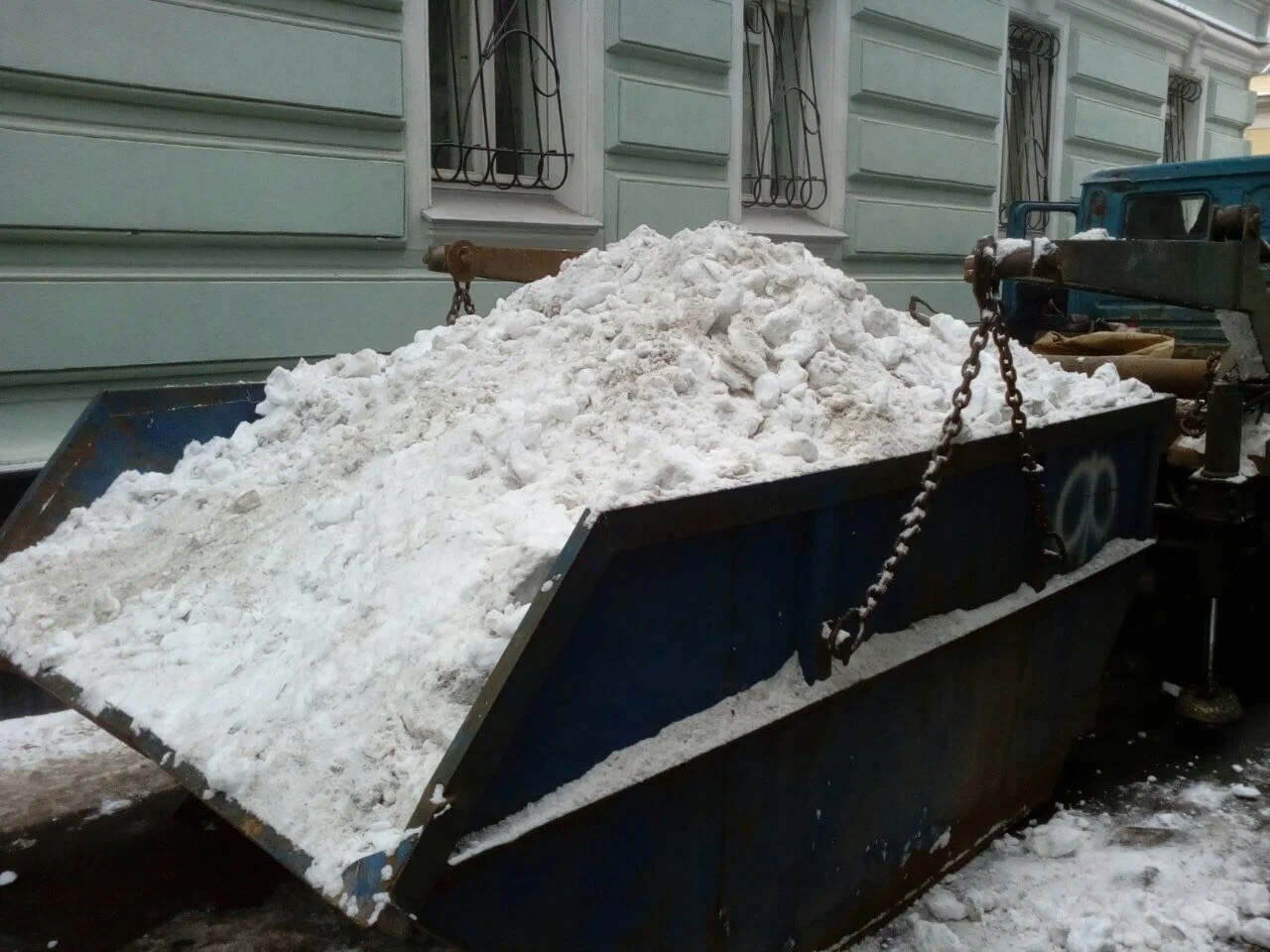 Вывоз снега контейнерами в Верхнем Уфалее в октябре